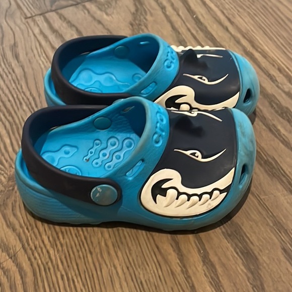 Toddler Crocs size 6-7c - Picture 2 of 3